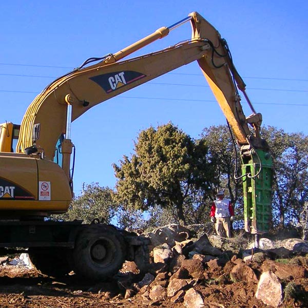 Alquiler de excavadora sobre ruedas CAT M322C en Comunidad de Madrid. Cobaleda Excavaciones