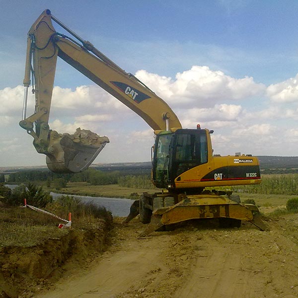 Alquiler de excavadora sobre ruedas CAT M322C en Comunidad de Madrid. Cobaleda Excavaciones
